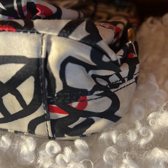 Coach Women's Poppy Daisy Graffiti
Crossbody Handbag Medium White/Black
Floral - Picture 5 of 12